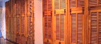 Dřevěné žaluziové dveře - styl a pohodlí