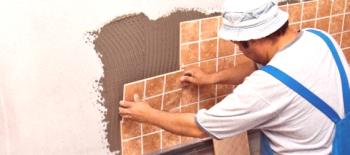 Od přípravy stěn po malty: studujeme nuance pokládky dlaždic v koupelně