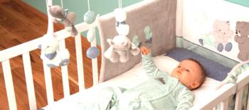 Jak rozptýlit a pobavit dítě: visíme na posteli pro novorozence