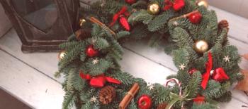Vytvořte slavnostní náladu a udělejte dům amulet: jak udělat vánoční věnec vlastníma rukama
